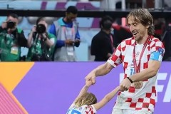 足球界最强前锋之争：伊萨克与哈兰德巅峰对决